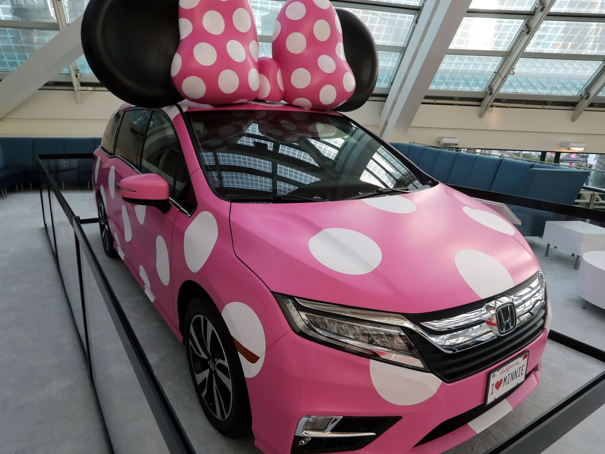 Foto: Un Honda Odyssey decorado de Minnie Mouse. (EFE)