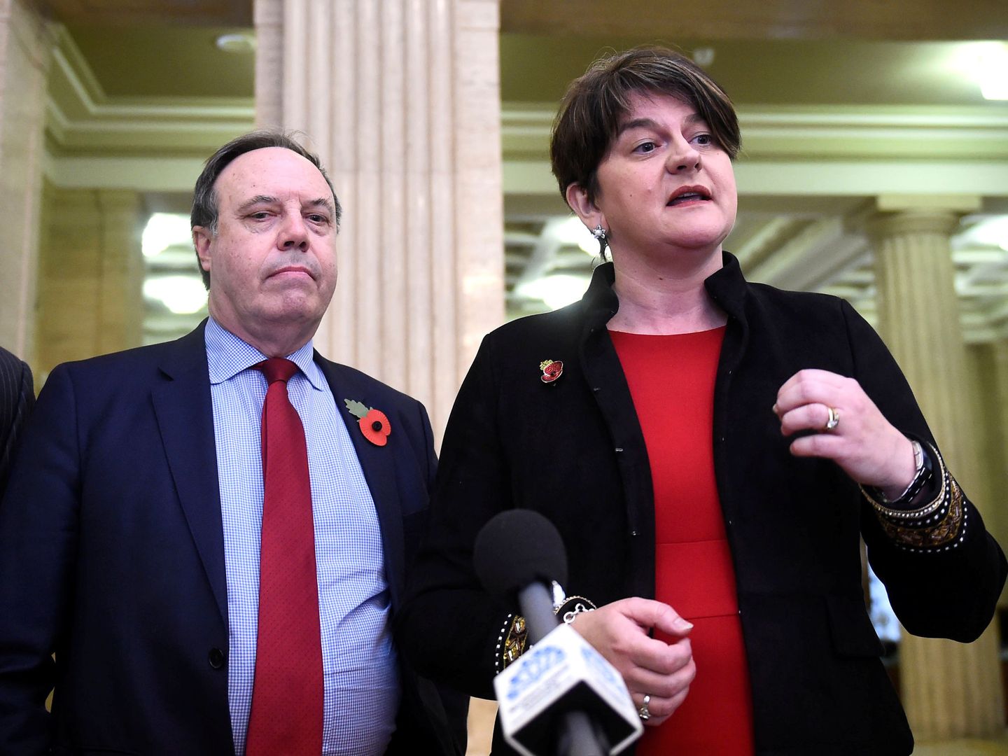 Los líderes del DUP Arlene Foster y Nigel Dodds, en una rueda de prensa en Belfast, el 2 de noviembre de 2018. (Reuters)
