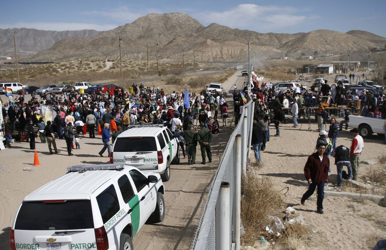 Organizaciones sociales recuerdan la masacre de 15 jóvenes ocurrida en Villas de Salvalcar, en ambos lados de la frontera en Ciudad Juárez. (EFE) 