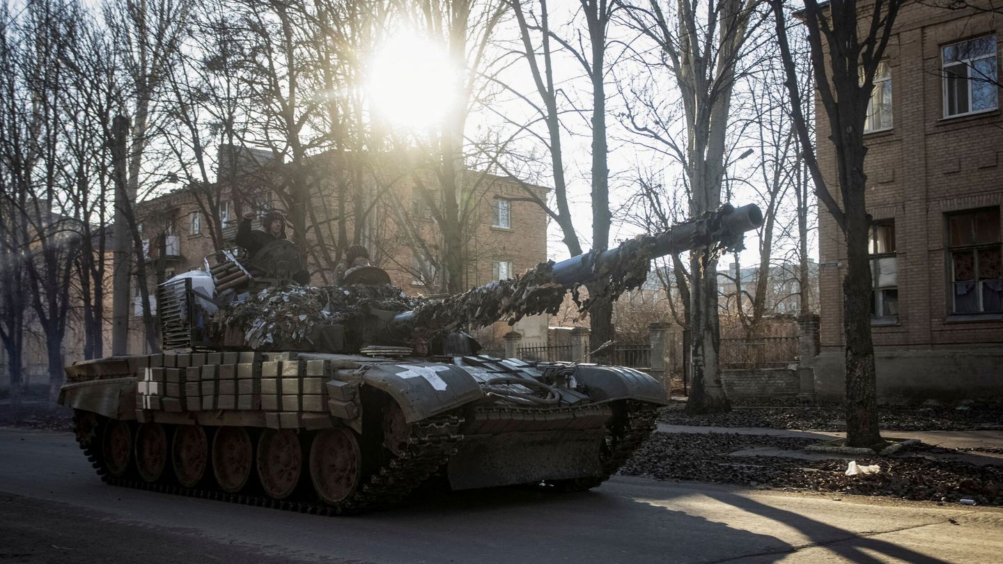 Un soldado ucraniano, en un tanque en Bajmut, en la región de Donetsk. (Reuters/Yevhen Titov)