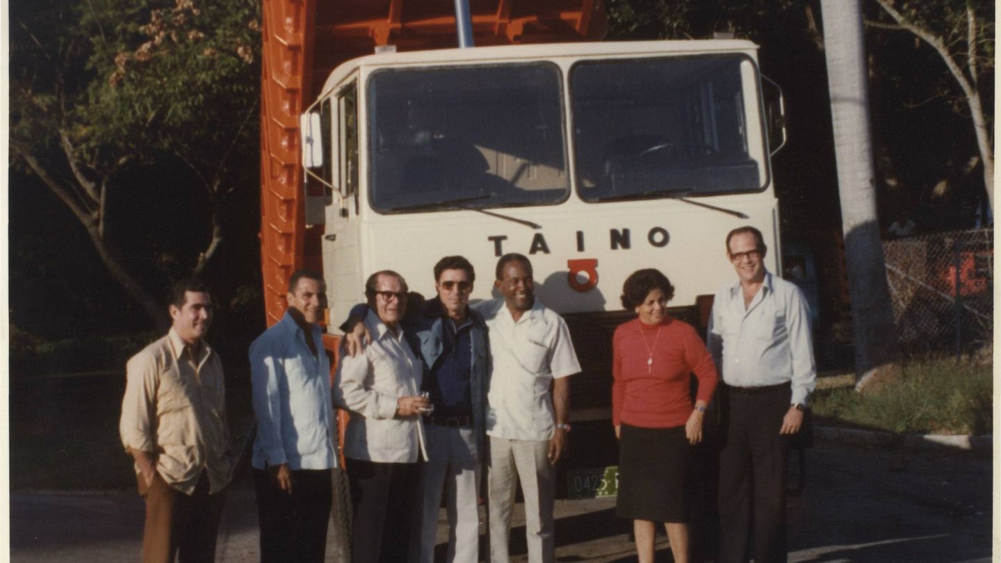 Eduardo Barreiros y colaboradores delante de un camión Taino. (Fundación Eduardo Barreiros)