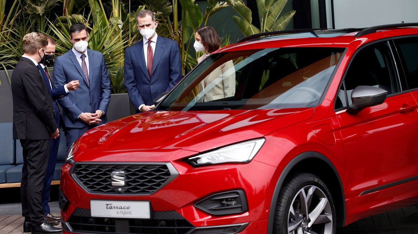Foto: Felipe VI, junto a Pedro Sánchez (3i), el presidente del Grupo Volkswagen, Herbert Diess (2i), el presidente de SEAT y Cupra, Wayne Griffiths (i), y Reyes Maroto (d).(EFE)