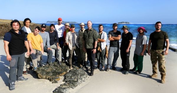Foto: Pedro García Aguado, con los 14 aventureros de 'La isla'.