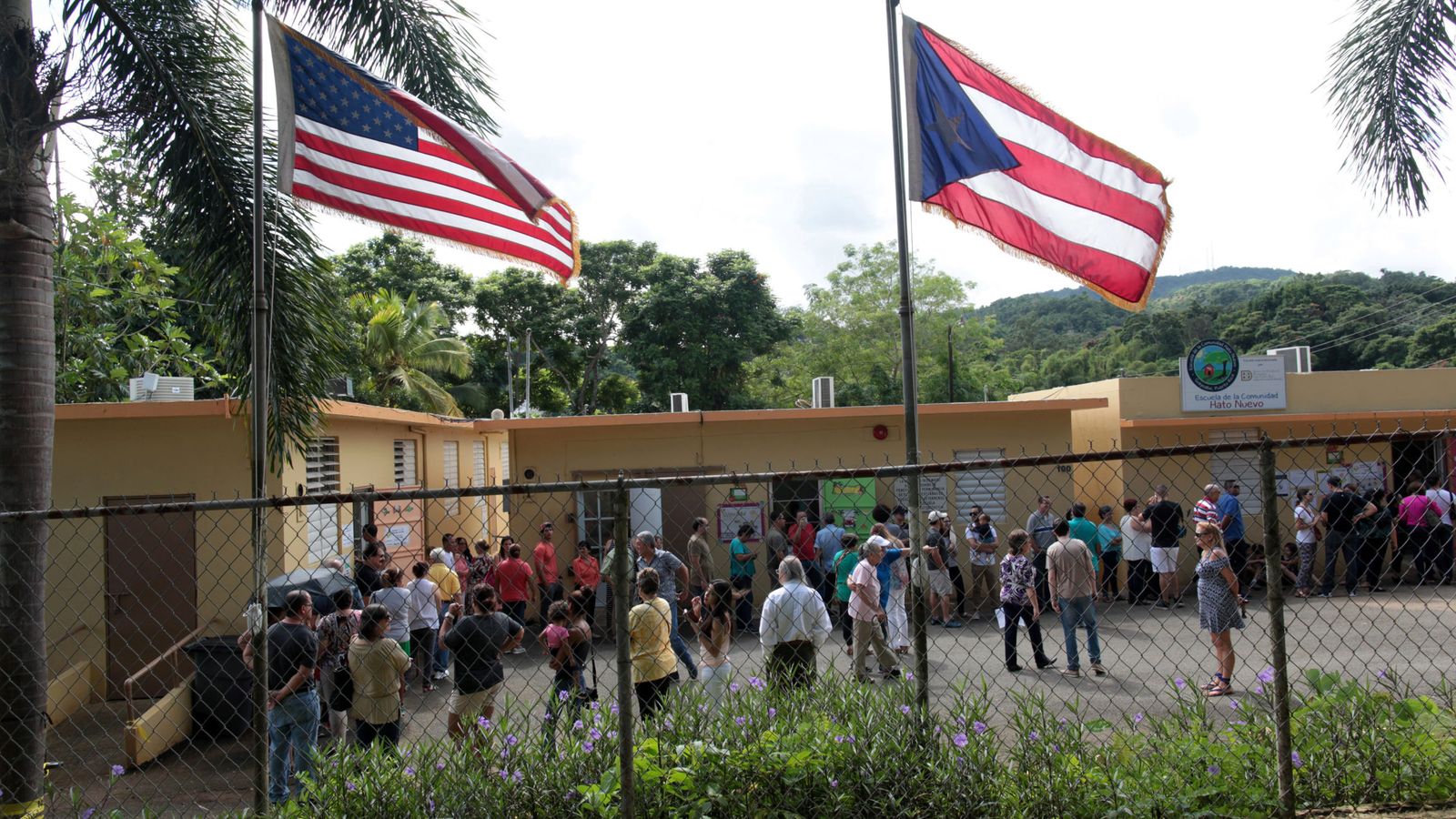 Foto: Banderas de EEUU y Puerto Rico en un centro de votación en Guaynabo, el 8 de noviembre de 2016 (Reuters)