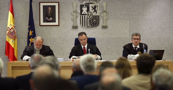 Foto: El presidente del tribunal, Ángel Hurtado, en medio de los magistrados José Ricardo Prada (a la derecha) y Julio de Diego. (EFE)