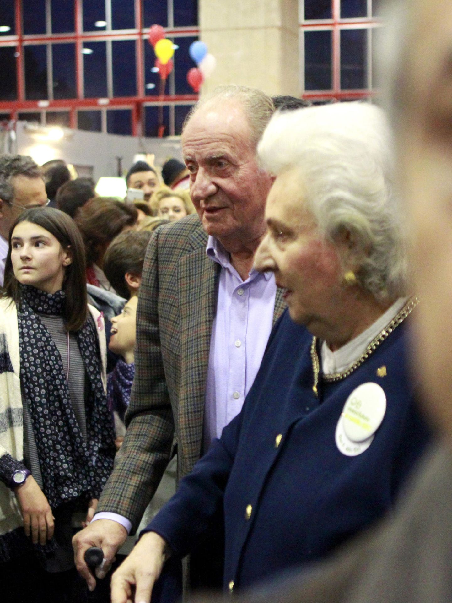El rey Juan Carlos y doña Pilar, durante su visita al rastrillo Nuevo Futuro. (EFE/Víctor Lerena)