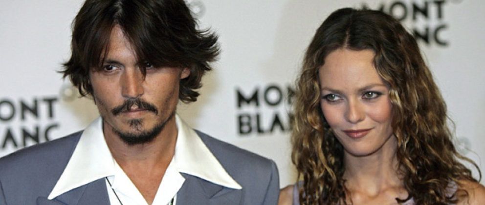 Foto: Johnny Depp le pinta un retrato a Vanessa Paradis