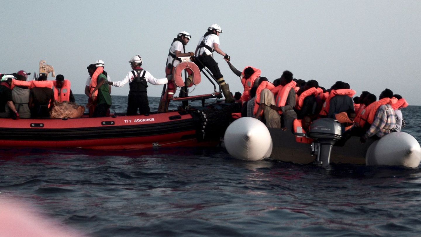 Fotografía facilitada por SOS Mediterranee del rescate en alta mar. (EFE)