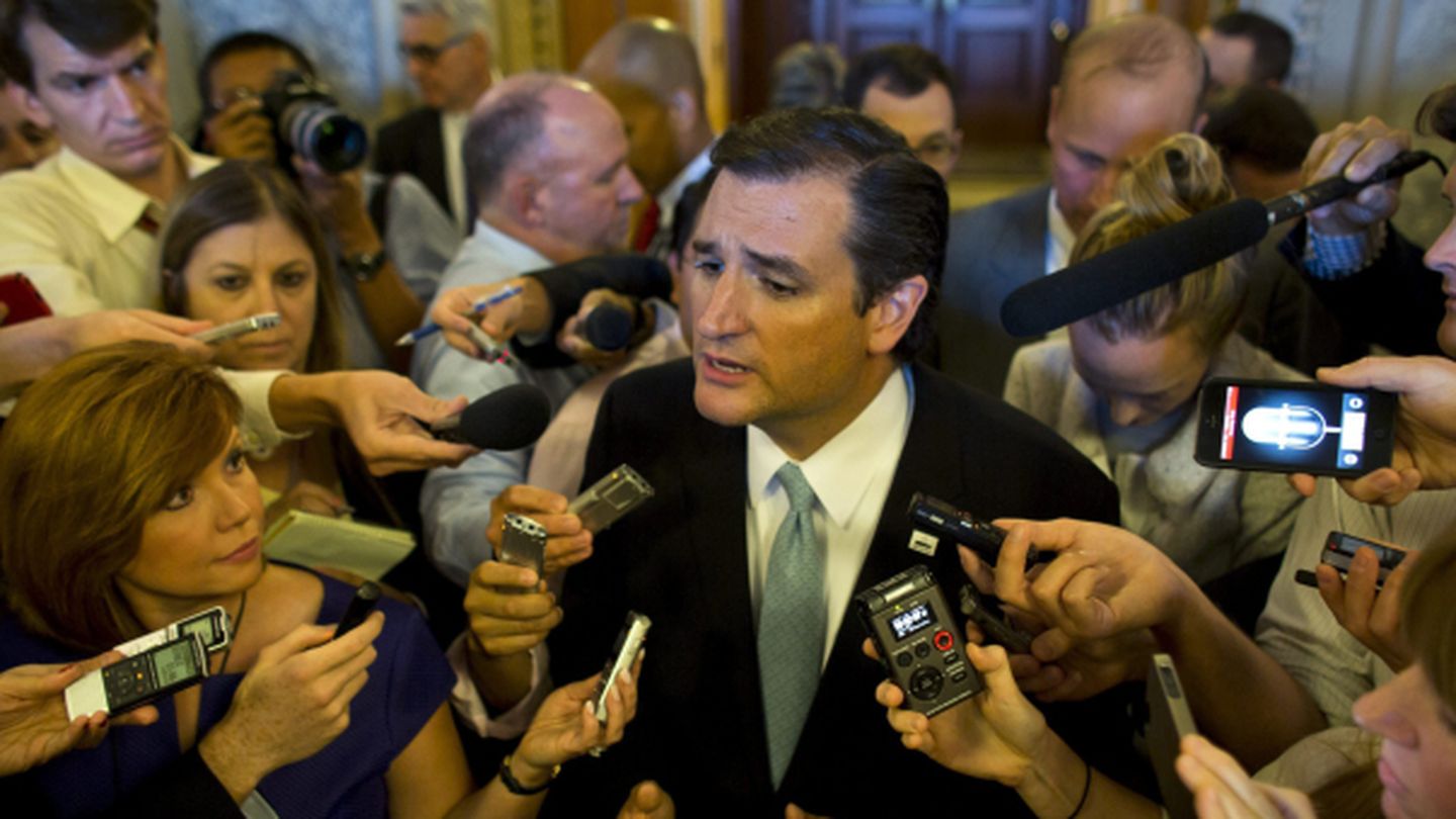 El senador republicano de Texas, Ted Cruz, sale del Senado tras intentar imepdir una votación sobre la reforma sanitaria de Obama (Efe).