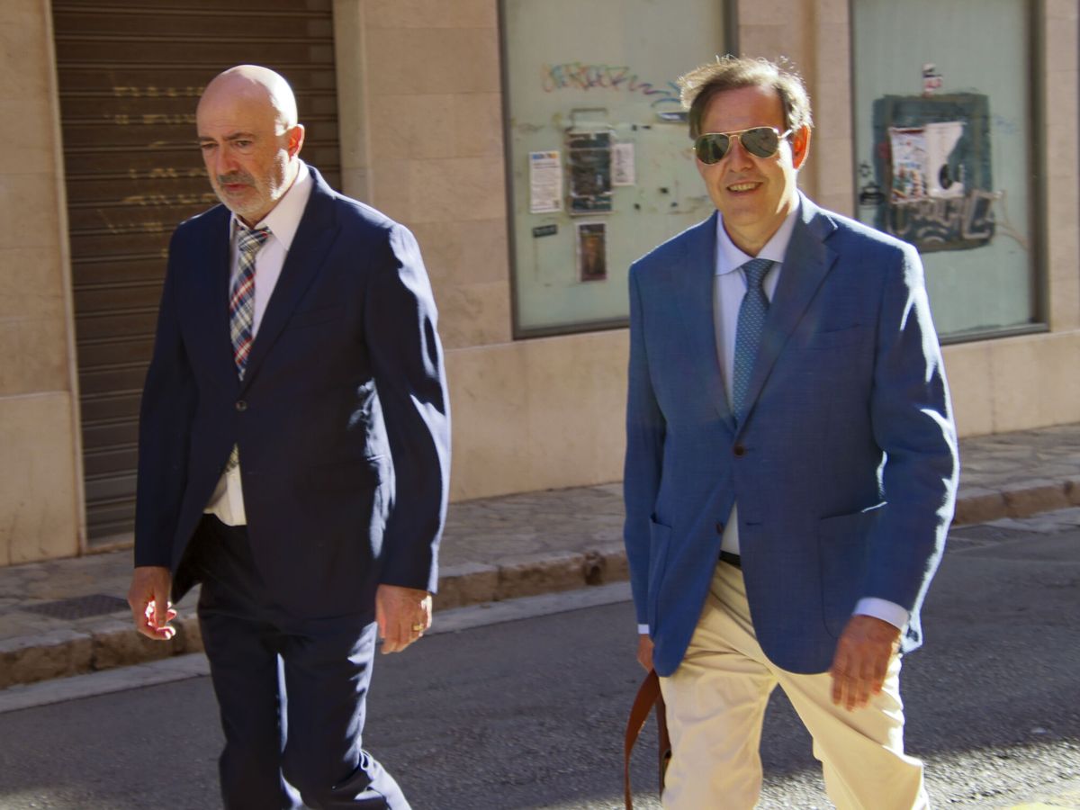 Foto: El exfiscal Miguel Ángel Subirán (i) y el exjuez Manuel Penalva (d) a su llegada al juicio. (EFE/Cati Cladera)