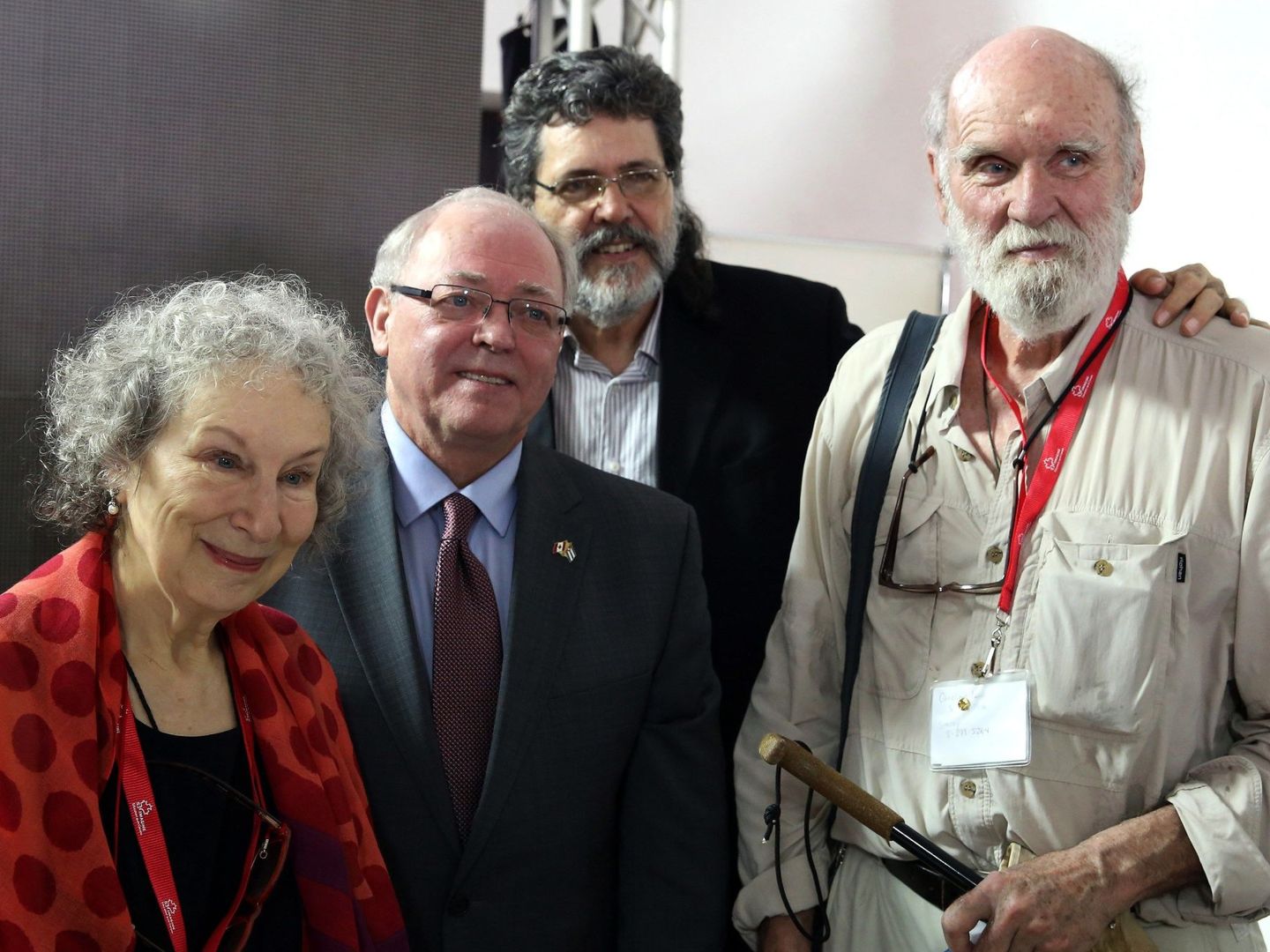 Graeme Gibson, con su pareja, Margaret Atwood, el político canadiense George Furey y el intelectual cubano Abel Prieto, en La Habana, en una imagen de archivo. (EFE)
