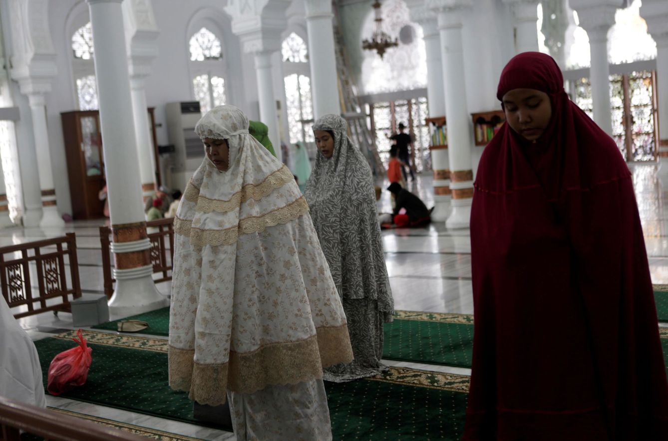 Mujeres en la Gran Mezquita de Baiturrahman en Banda Aceh, Indonesia. (EFE)