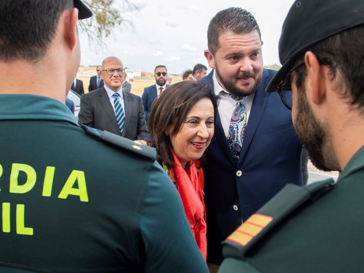 Foto: La ministra de Defensa en funciones, Margarita Robles, saluda a dos guardias civiles el pasado septiembre. (EFE)