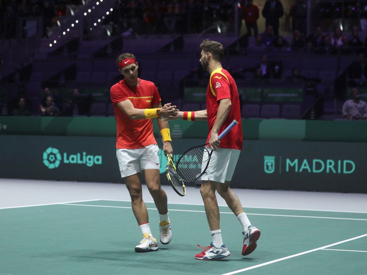 Foto: Rafa Nadal (i) y Marcel Granollers durante el partido dobles contra Croacia jugado este miércoles en la Caja Mágica. (EFE)
