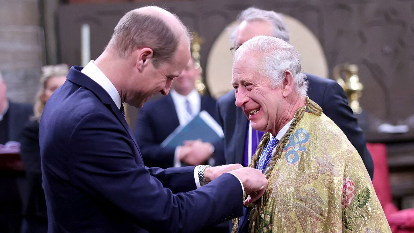 El príncipe Guillermo y Carlos III, durante la coronación de este. (Reuters)