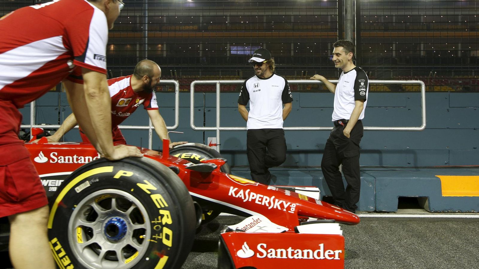 Foto: Fernando Alonso observando a sus excompañeros en Ferrari.