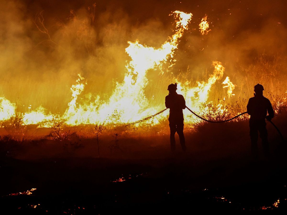 Foto: Varios bomberos trabajando en la extinción de un incendio en Coslada. (EFE/Chema Moya)