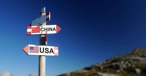 Foto: Un poste con varios carteles que apuntan la dirección hacia EEUU y China