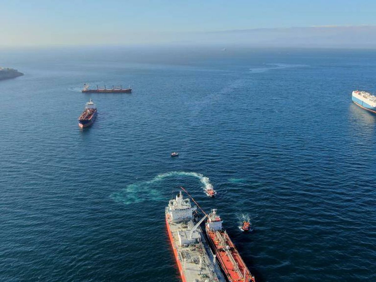 Foto: Mancha de petróleo junto al buque Gas Venus. (Gobierno de Gibraltar)