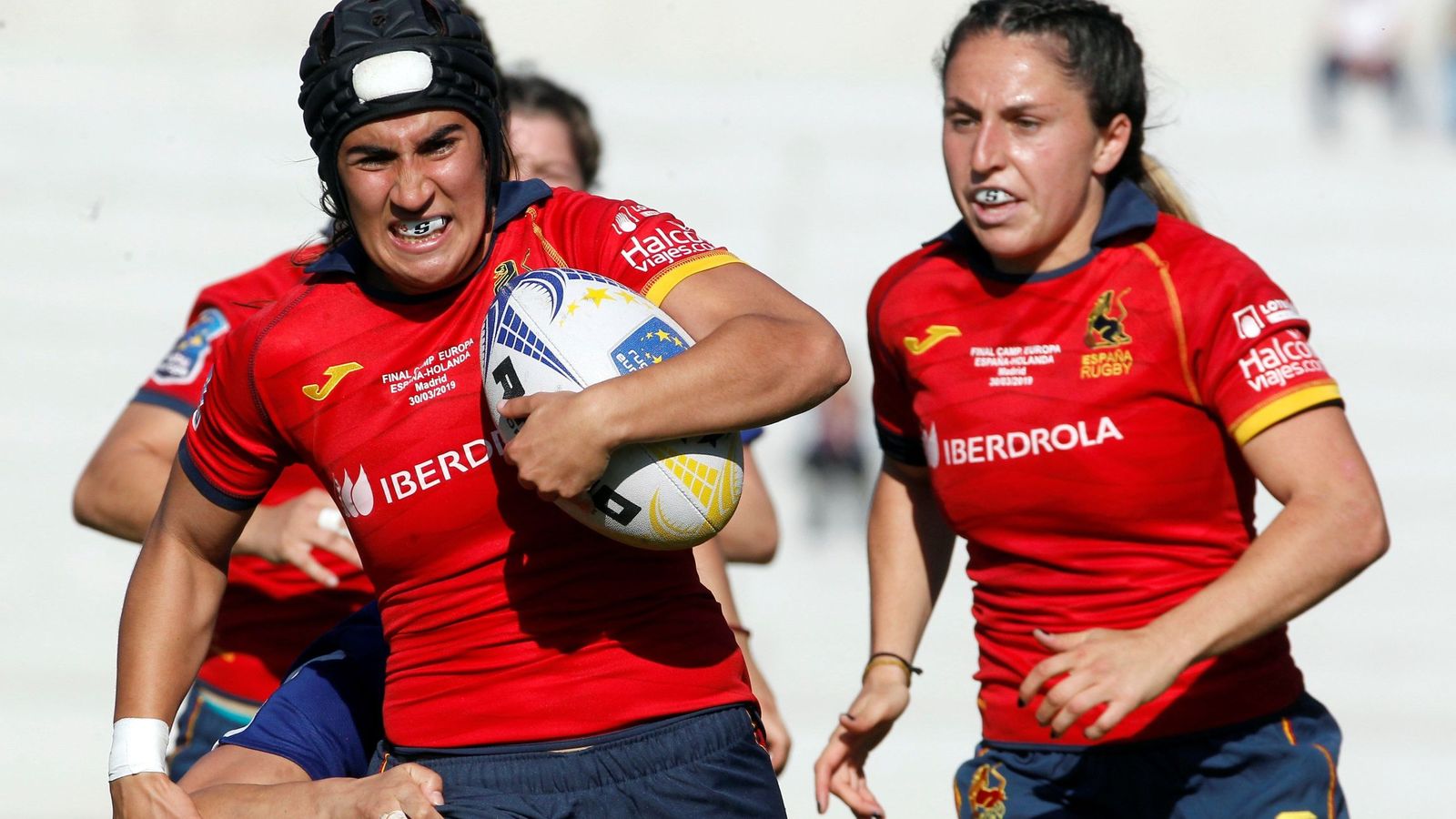 La selección española de rugby femenina, en plena acción. (EFE)