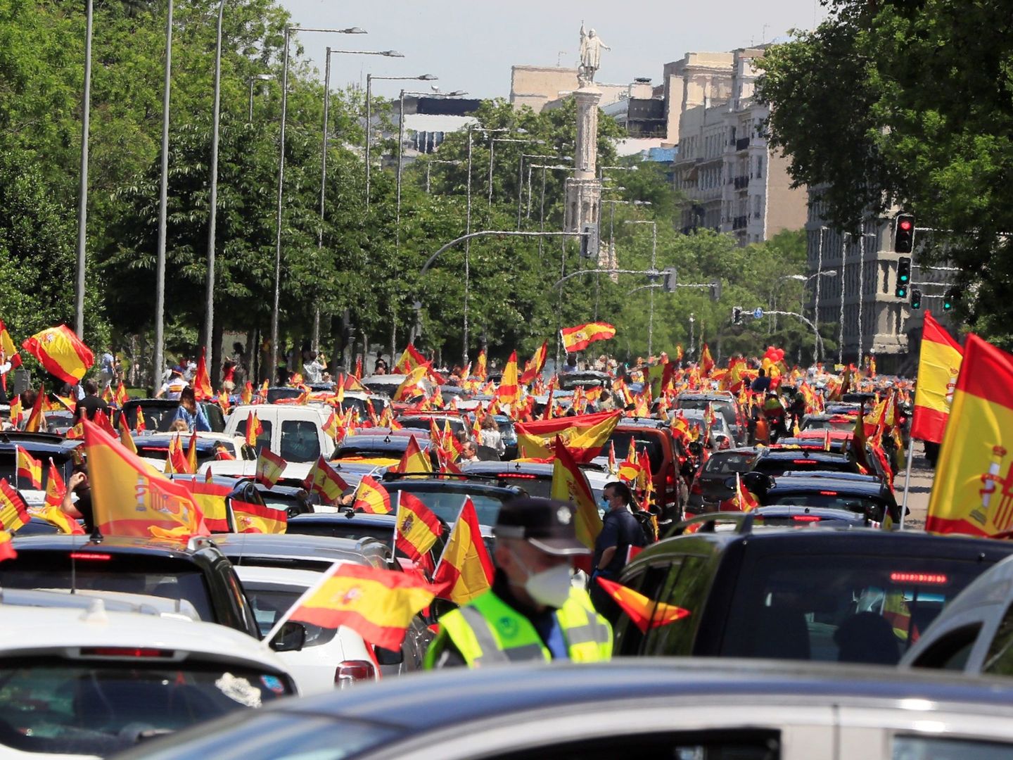 La manifestación en coche promovida por Vox llega a la plaza de Colón, en Madrid. (EFE)