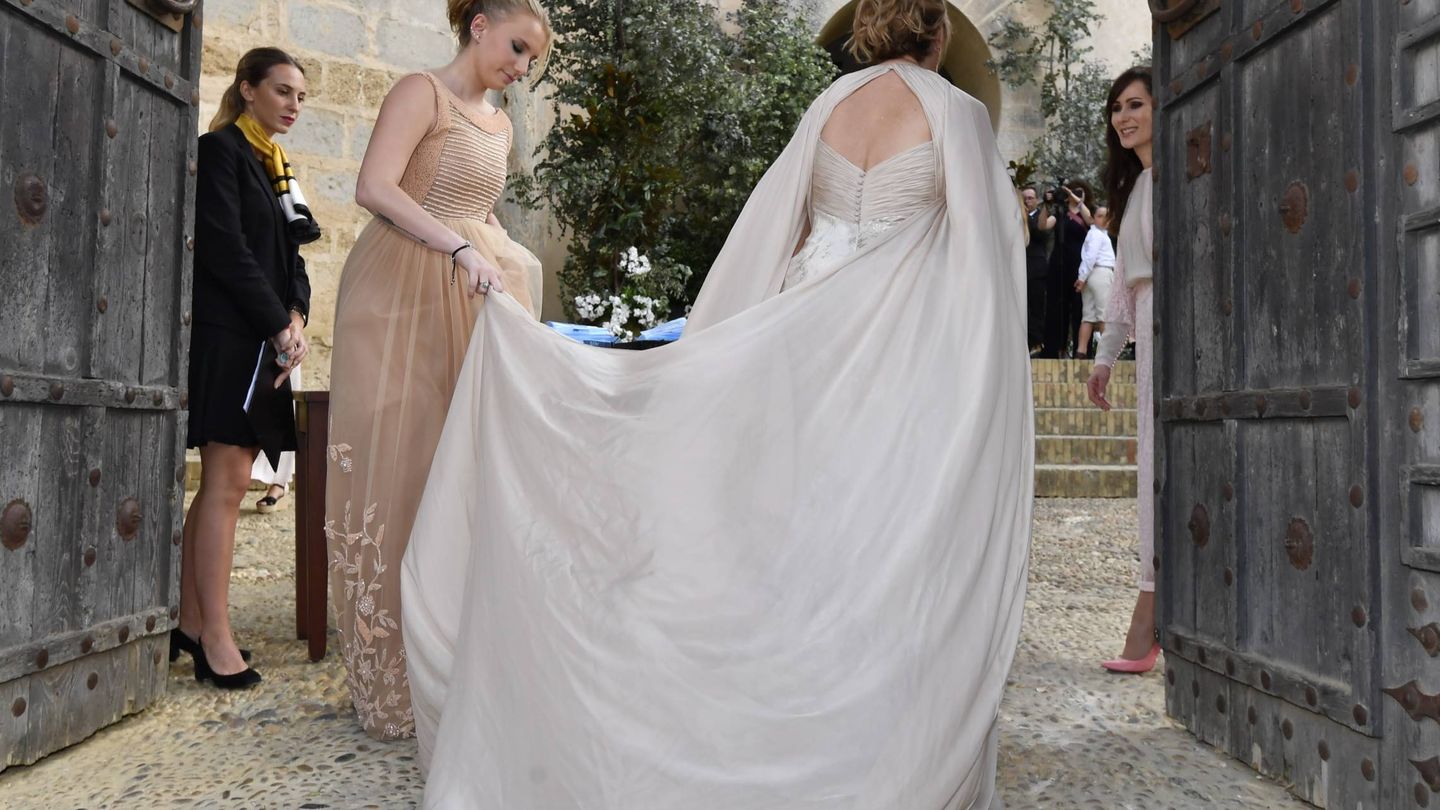  La novia, entrando al castillo. (Cordon Press)