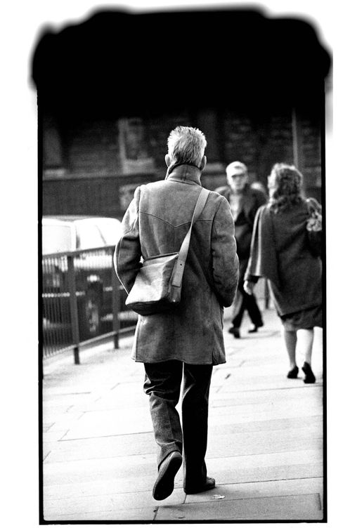 Samuel Beckett, de espaldas, en uno de sus paseos diarios. 
