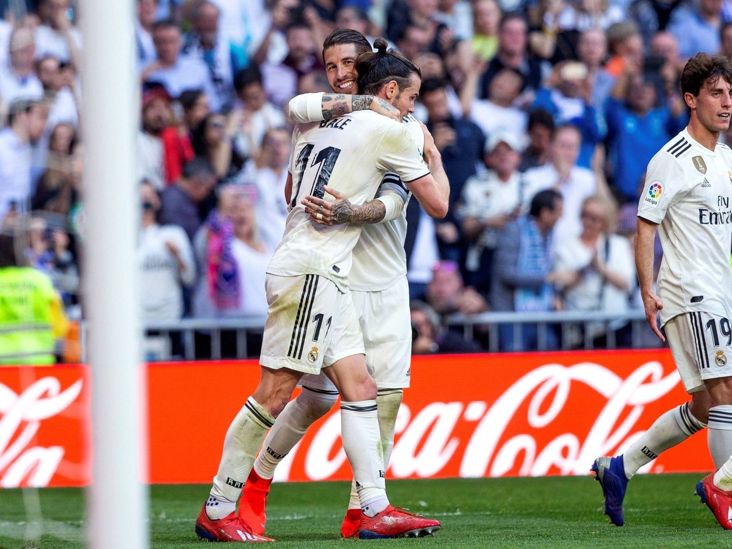Ramos celebra con Bale el 2-0 del galés, con Odriozola al fondo. (EFE)