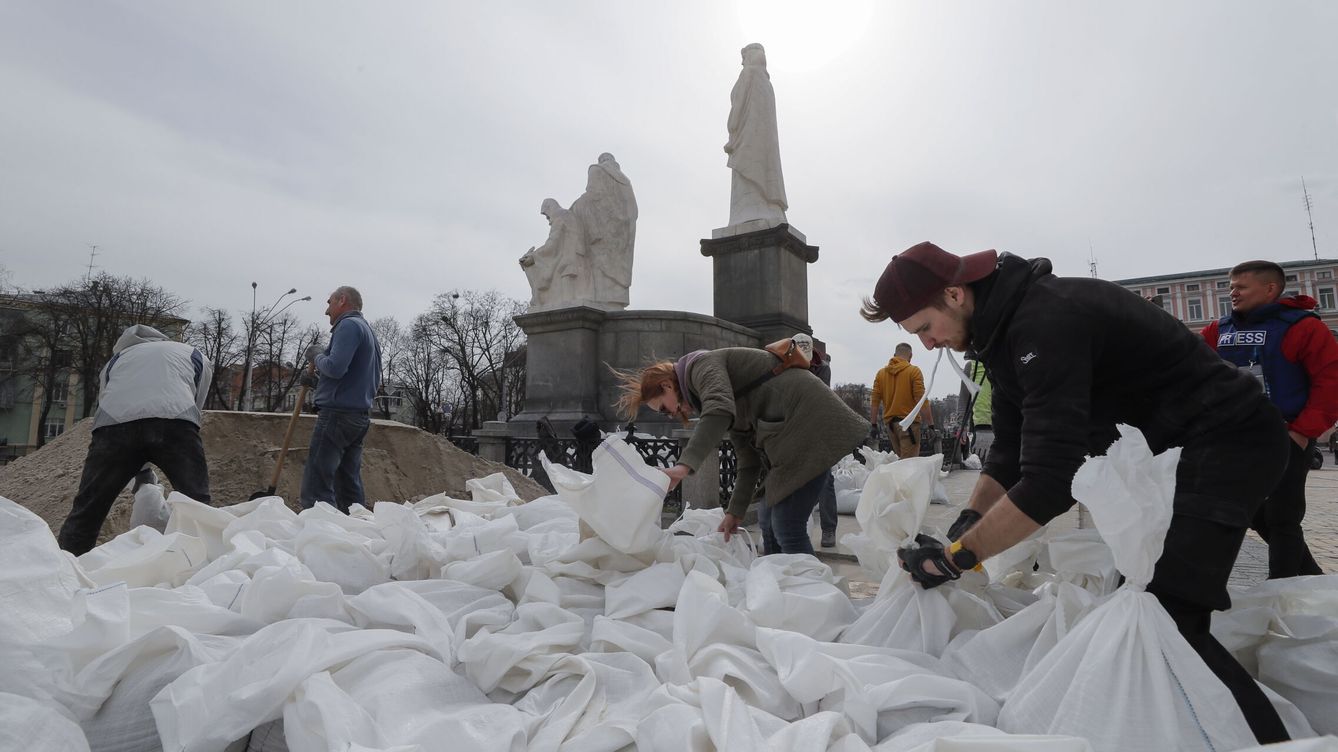 Foto: Voluntarios cubriendo monumentos históricos en Kiev. (EFE / Sergey Dolzhenko)