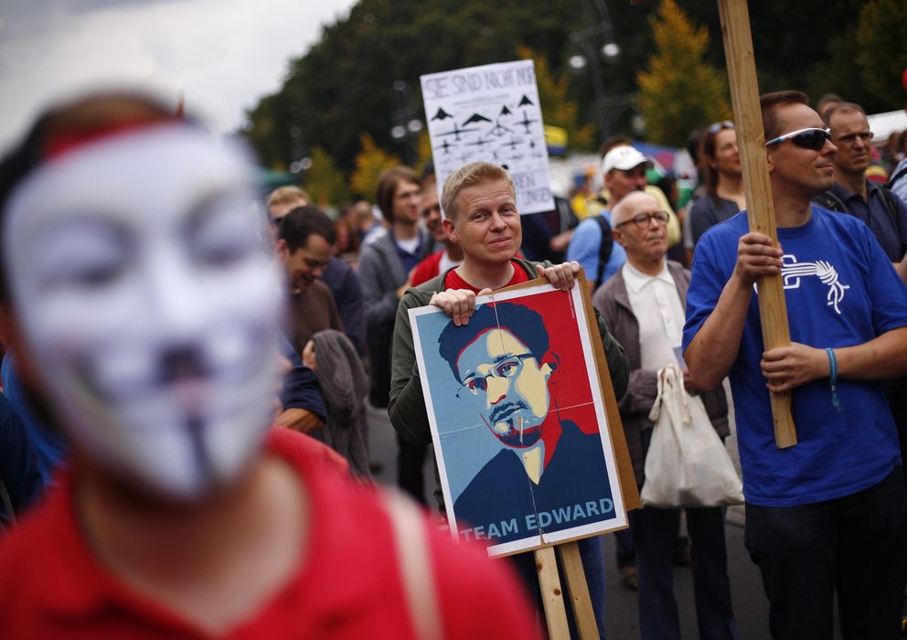 Foto: Un hombre sostiene un cartel con la imagen de Snowden durante una protesta en Berlín. (Reuters)