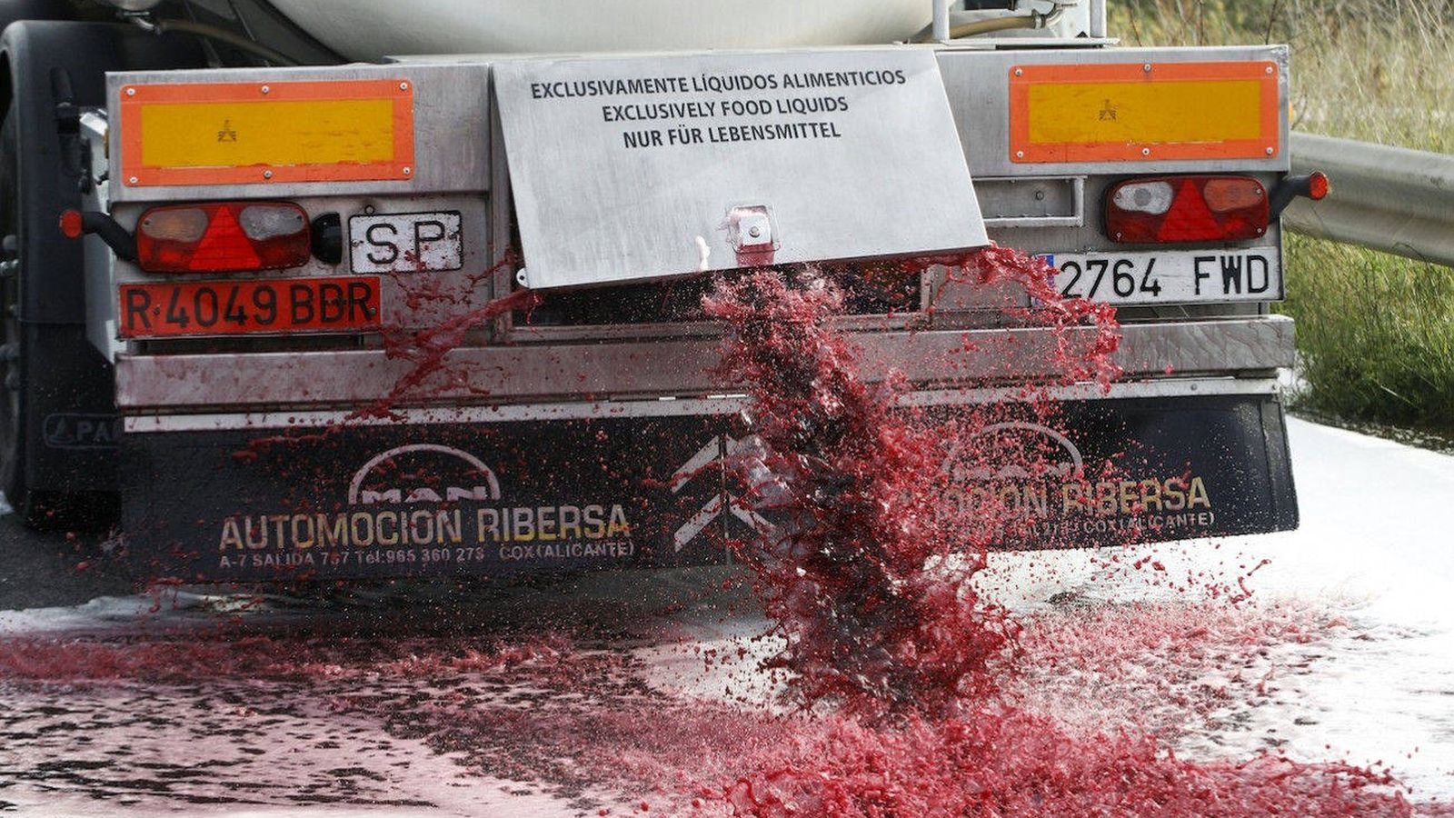 Foto: Camión cisterna español derramando vino en Francia.