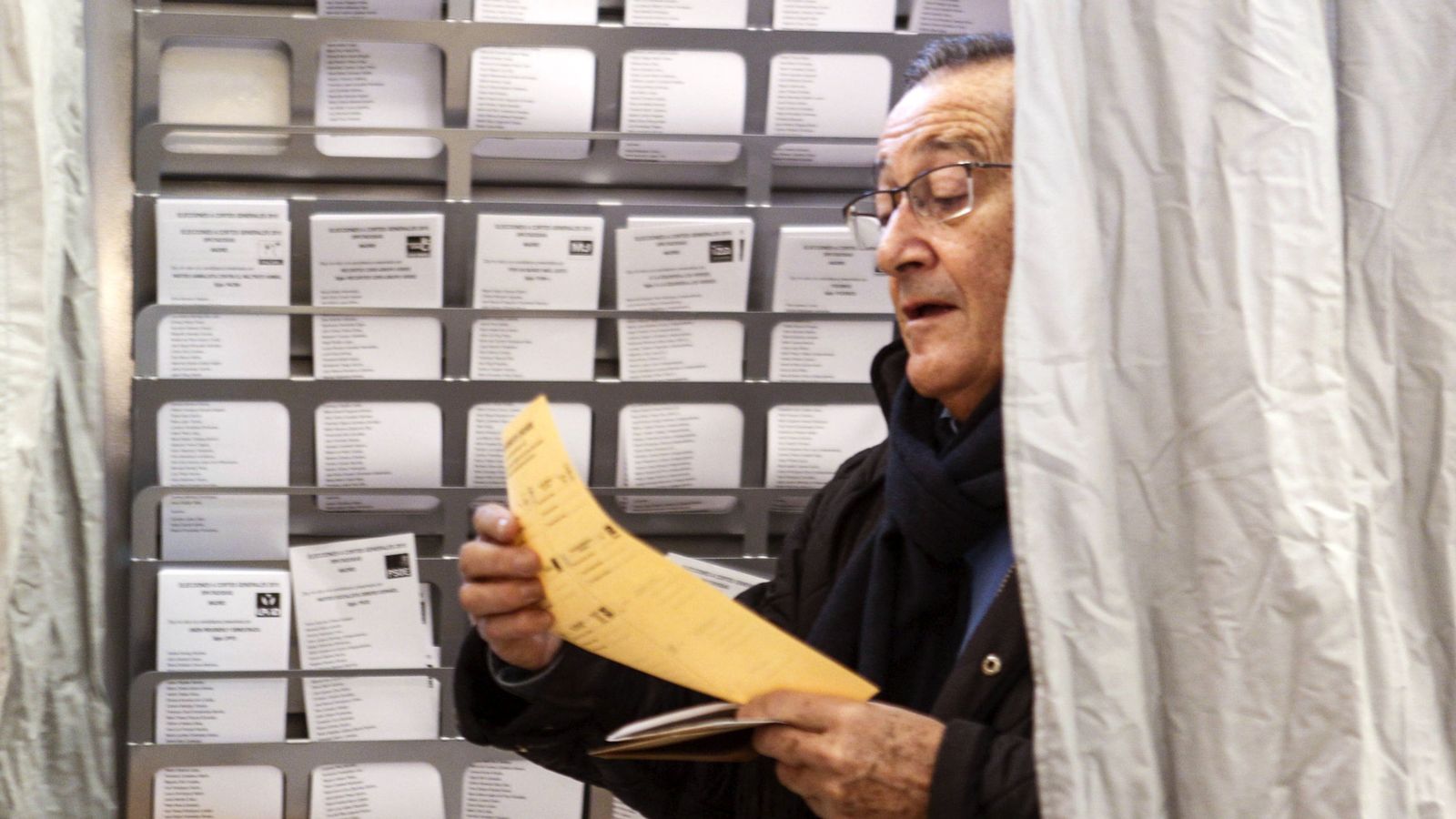 Foto: Un hombre introduce las papeletas en un sobre durante las elecciones del 20-D. (EFE)