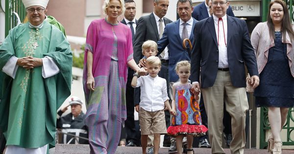 Foto: Charlène y Alberto de Mónaco con sus hijos en el tradicinal picnic de Mónaco. (EFE)