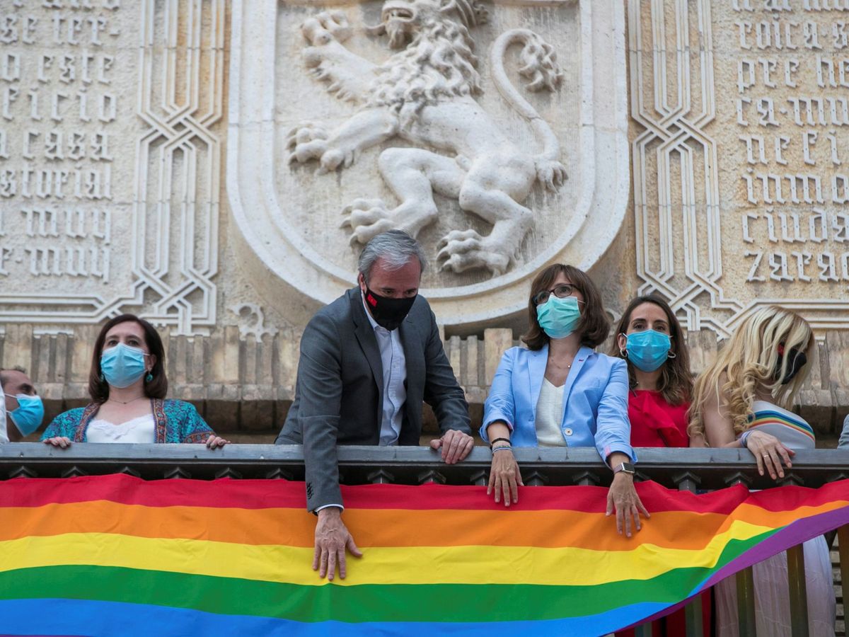 Foto: El alcalde de Zaragoza, Jorge Azcón (c), y representantes de algunos grupos políticos del ayuntamiento de la ciudad colocan la bandera arcoíris. (EFE)