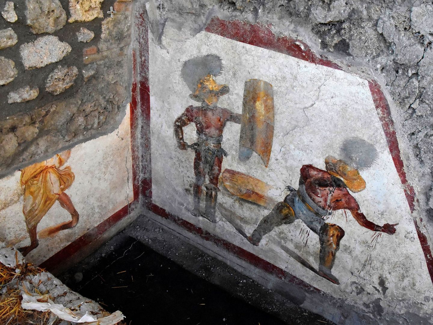 Fresco de gladiadores hallado en Pompeya. (EFE)