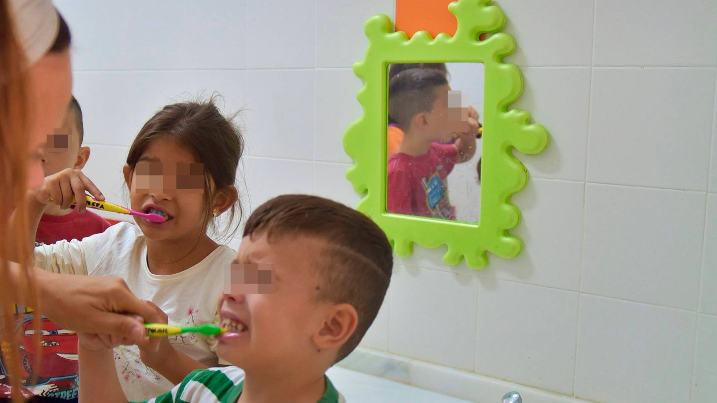 Niños de Infantil lavándose los dientes. (Toñi Guerrero)