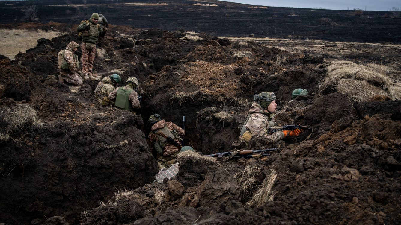 Foto: Nuevos reclutas entrenan en unas trincheras en el Donbás, antes de ser desplegados en el Ejército. (Fermín Torrano)