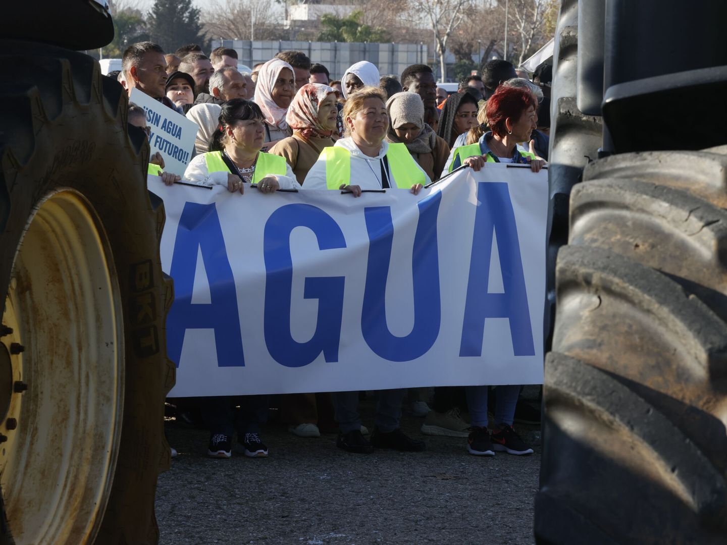 Manifestantes de Huelva entre tractores en Sevilla. EFE José Manuel Vidal 