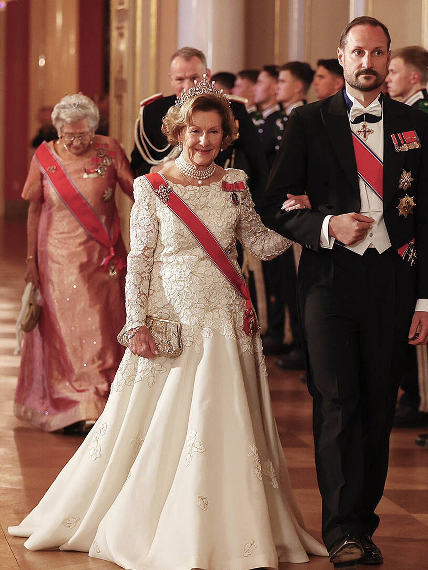 La llegada de la familia real noruega al Parlamento con motivo de la cena de gala. (NTB)