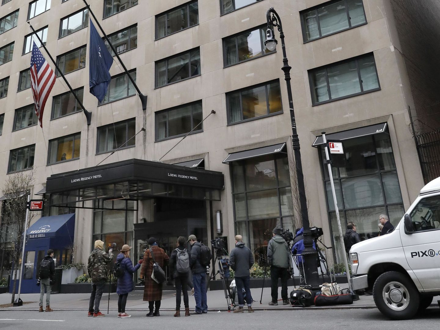 Reporteros esperan frente al Loews Regency Hotel, la residencia de Michael Cohen, en Nueva York, tras la redada del FBI el lunes. (EFE)