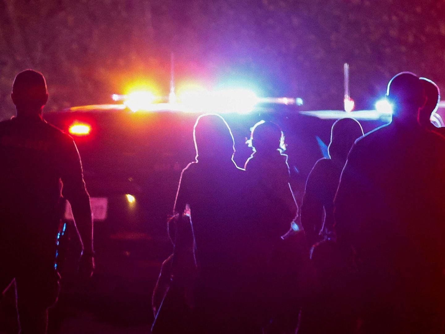 Los vecinos de Sacramento se acercan ante el despliegue policial despertado por el tiroteo en una iglesia con tres niñas dentro. Foto: Reuters