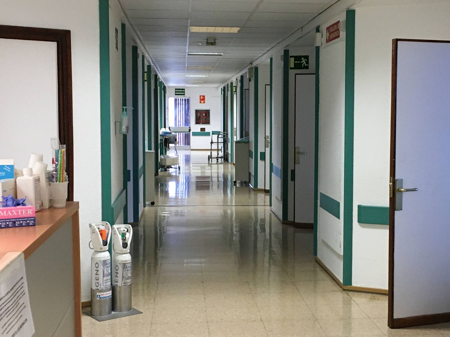 Los pasillos del hospital están totalmente vacíos de visitantes. (D. B.) 