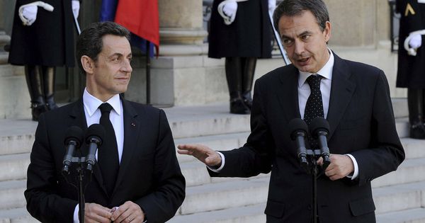 Foto: Zapatero en 2010 junto a Sarkozy, tras el funeral de Estado por el policía francés Jean-Serge Nérin, asesinado por ETA. (EFE)