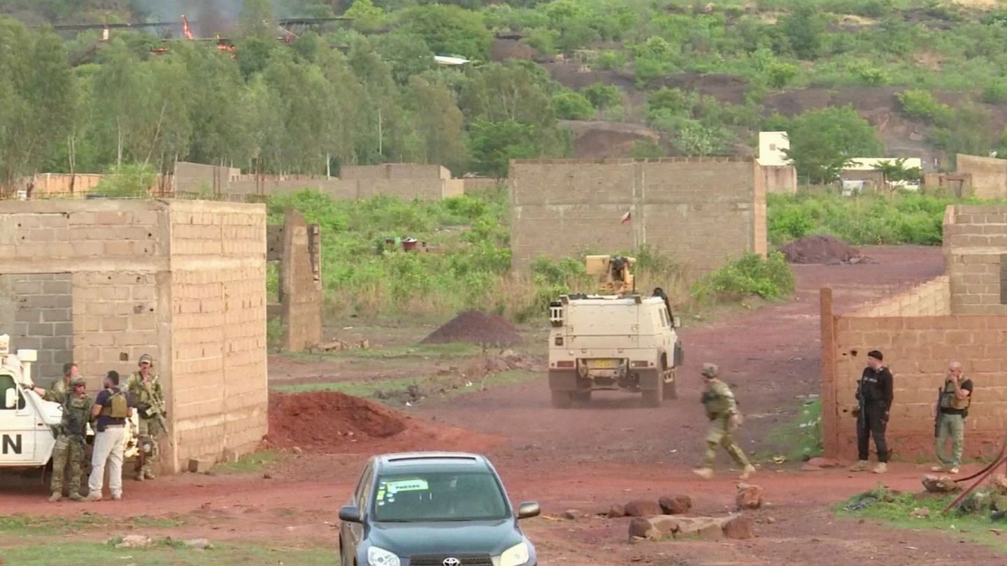 Un vehículo blindado, en Le Campement Kangaba tras el ataque. (Reuters)