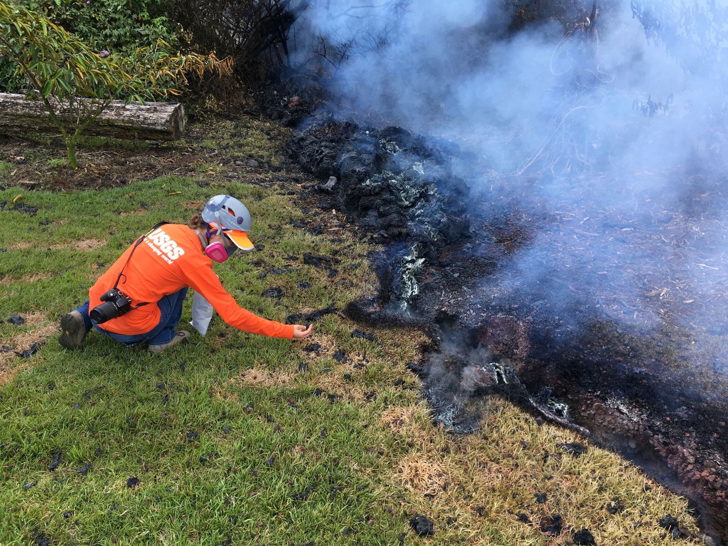 Un geólogo del USGS recoge muestras junto al volcán (Reuters)
