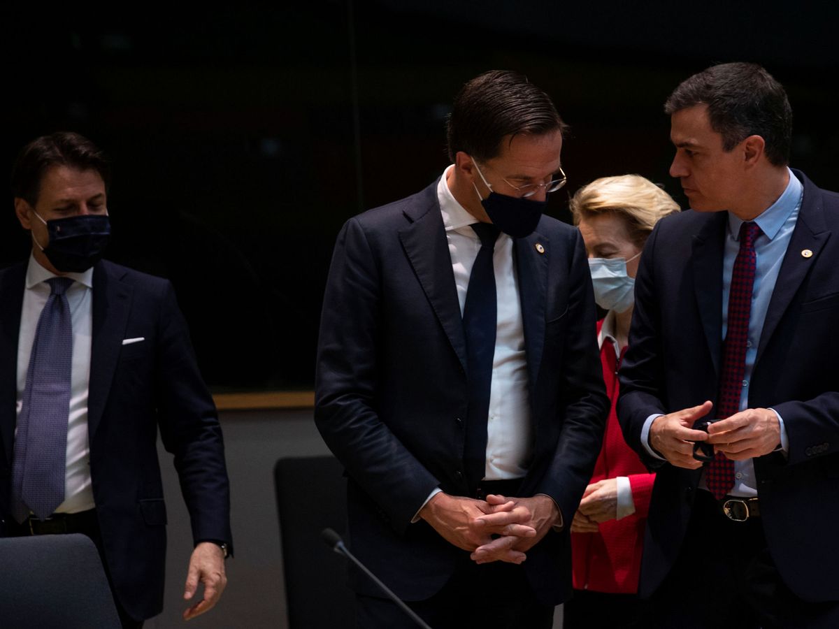 Foto: El primer ministro neerlandés, Mark Rutte, habla con el presidente del Gobierno de España, Pedro Sánchez. (Reuters)