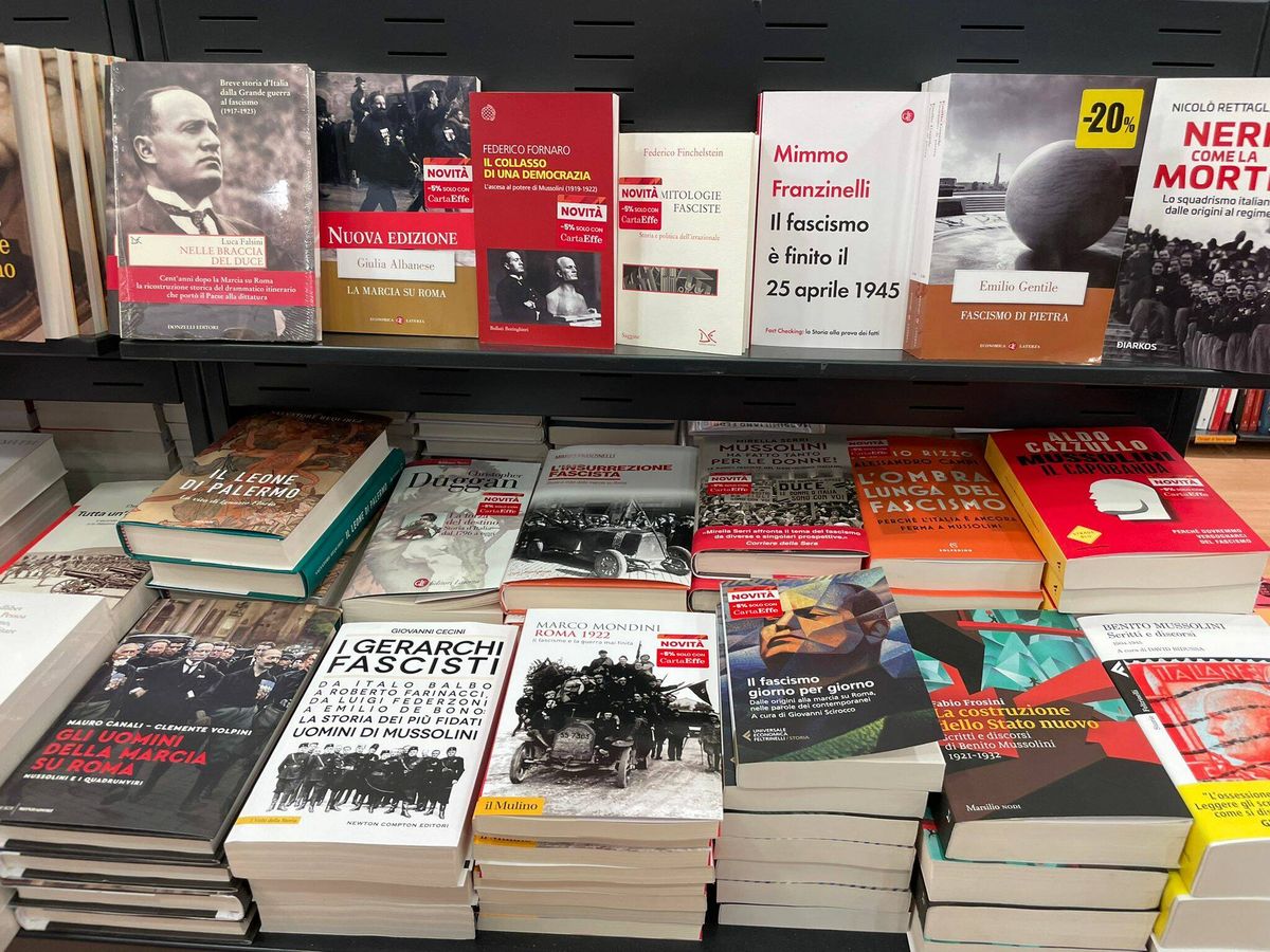 Foto: Una mesa entera de la librería Feltrinelli con libros sobre fascismo (Á. V.)