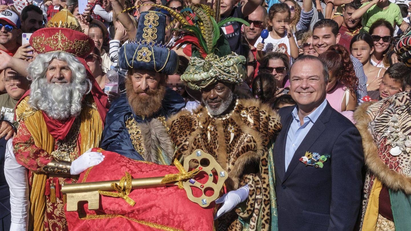 Los Reyes Magos son recibidos por el alcalde de Las Palmas de Gran Canaria, Augusto Hidalgo
