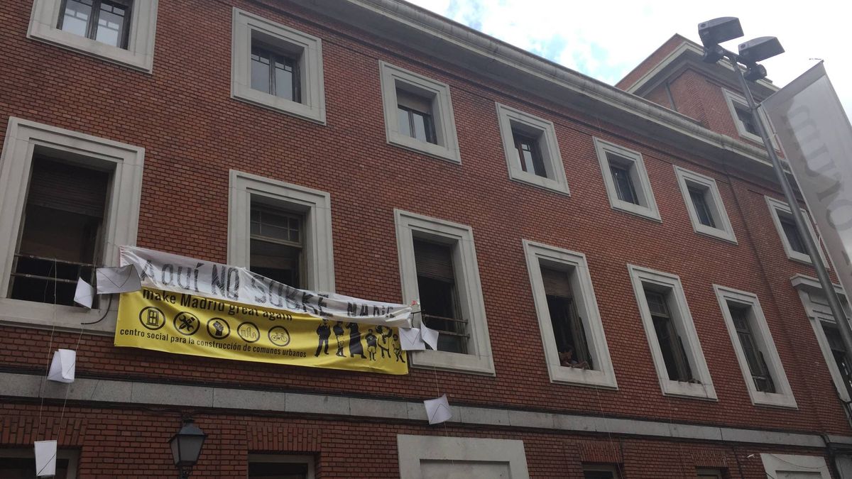 Okupas de 'La Ingobernable' boicotean al PP y exigen a Carmena "recuperar" el edificio