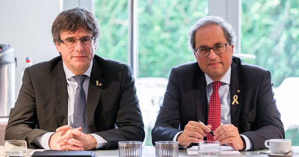 Foto: El presidente de la Generalitat, Quim Torra (d), posa junto al expresidente catalán Carles Puigdemont, durante una reunión en Waterloo. (EFE)